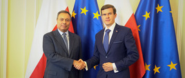 Minister i Ambasador przy flagach