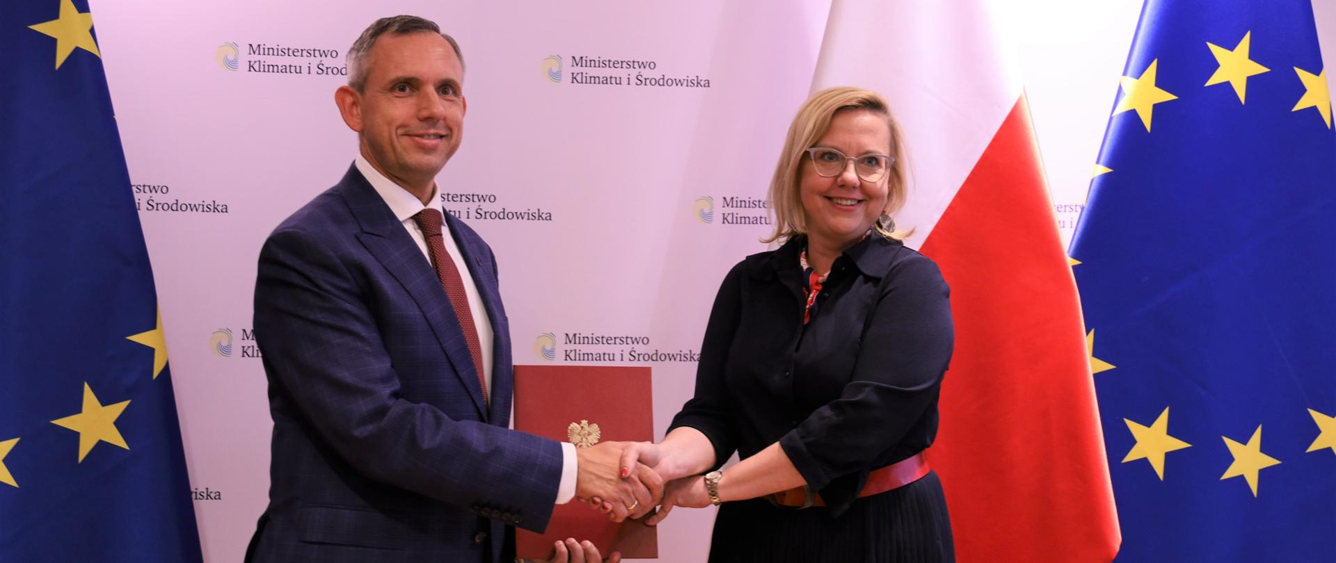 Minister Anna Moskwa wręcza wiceprezesowi Pawłowi Mirowskiemu powołanie na stanowisko ds. pełnomocnika ds. programu "Czyste Powietrze"