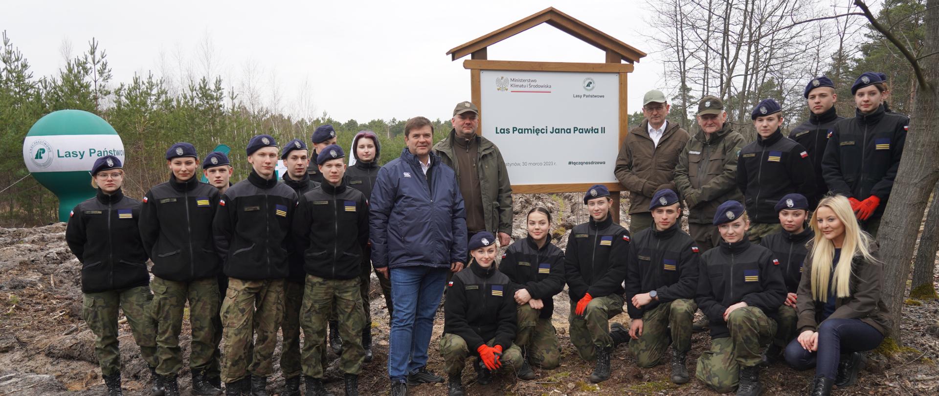 Wiceminister Edward Siarka wziął udział w akcji sadzenia Lasów Pamięci Jana Pawła II