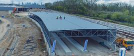 Na zdjęciu widać elementy infrastruktury transportowej