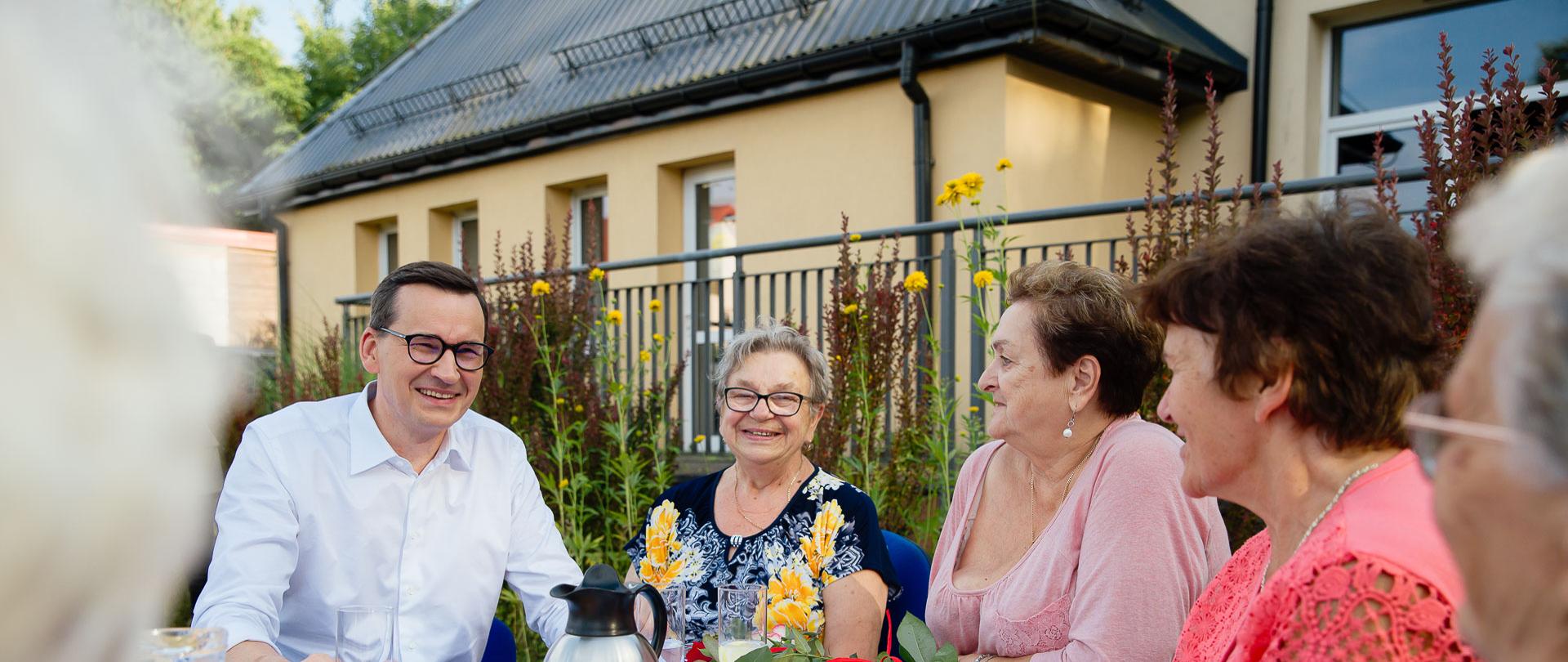 Premier Mateusz Morawiecki w domu Senior+ w Woli Karczewskiej.