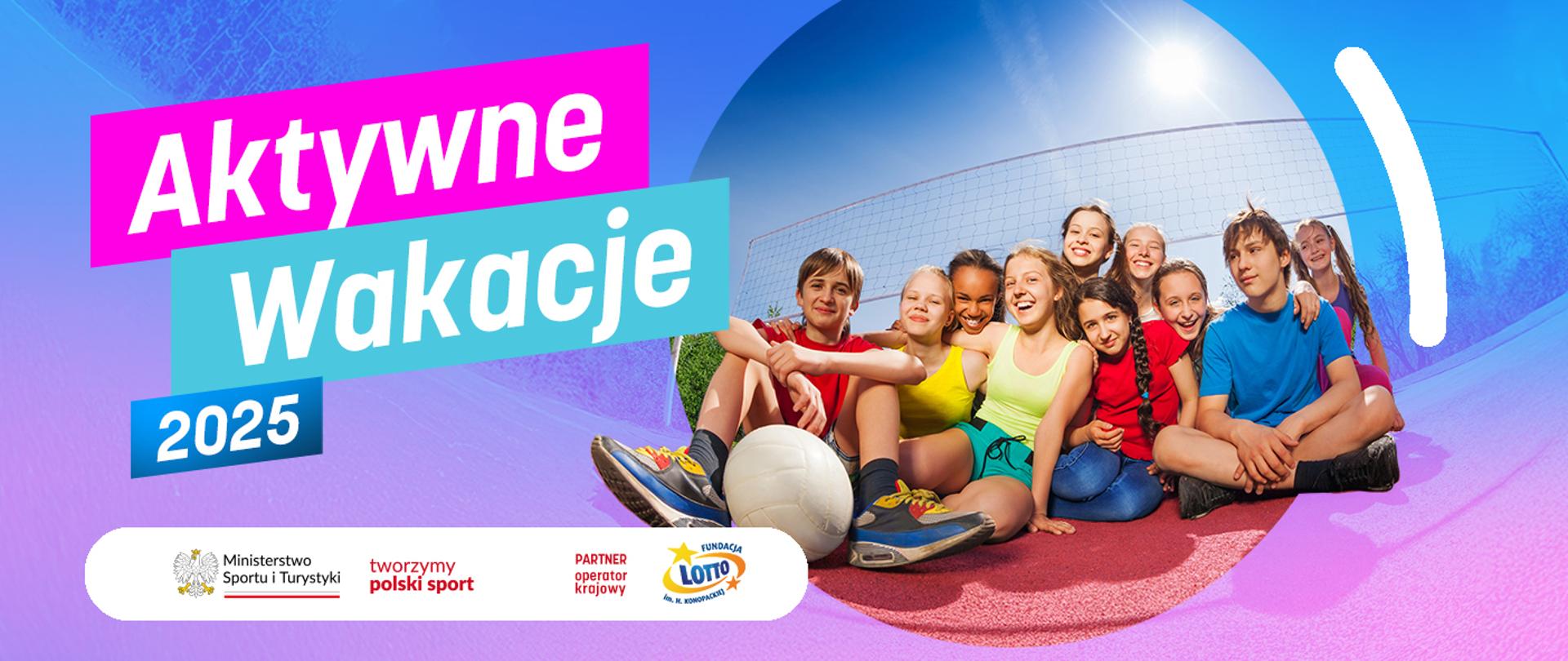Grafika z dużym napisem z lewej strony: "Aktywne Wakacje 2025". Z prawej strony zdjęcie grupy uśmiechniętych dziewczyn i chłopców. W lewym dolnym rogu belka z logotypami MSiT, hasłem tworzymy polski sport i Fundacji LOTTO.