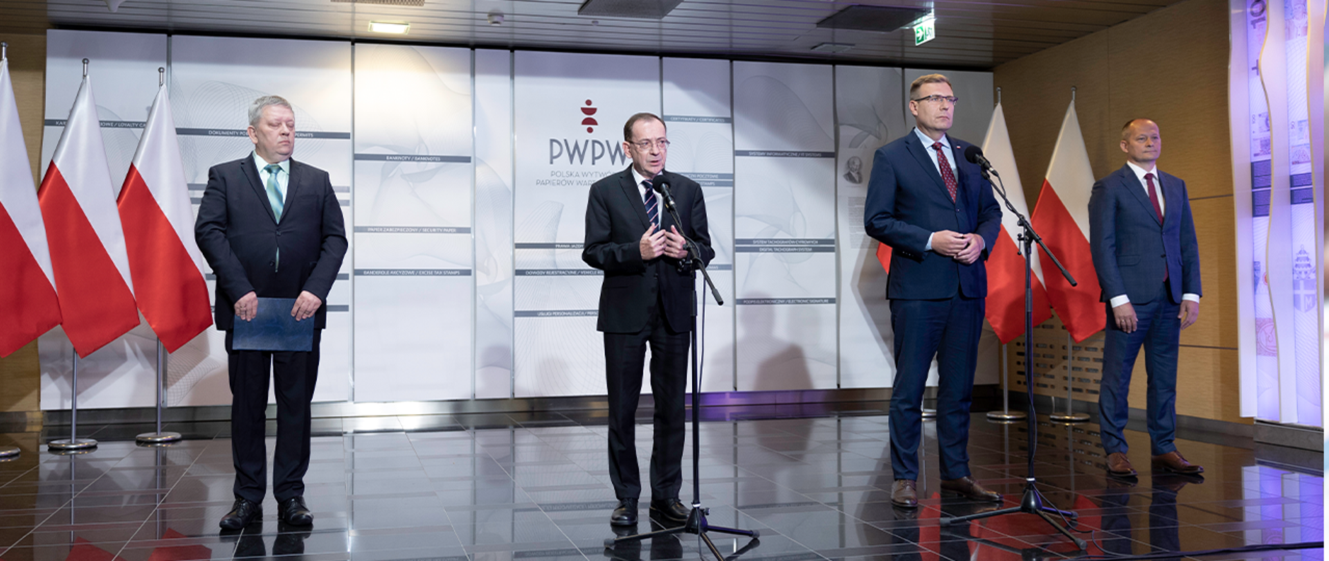 Briefing szefa MSWiA Mariusza Kamińskiego oraz wiceministra aktywów państwowych Macieja Małeckiego w Polskiej Wytwórni Papierów Wartościowych