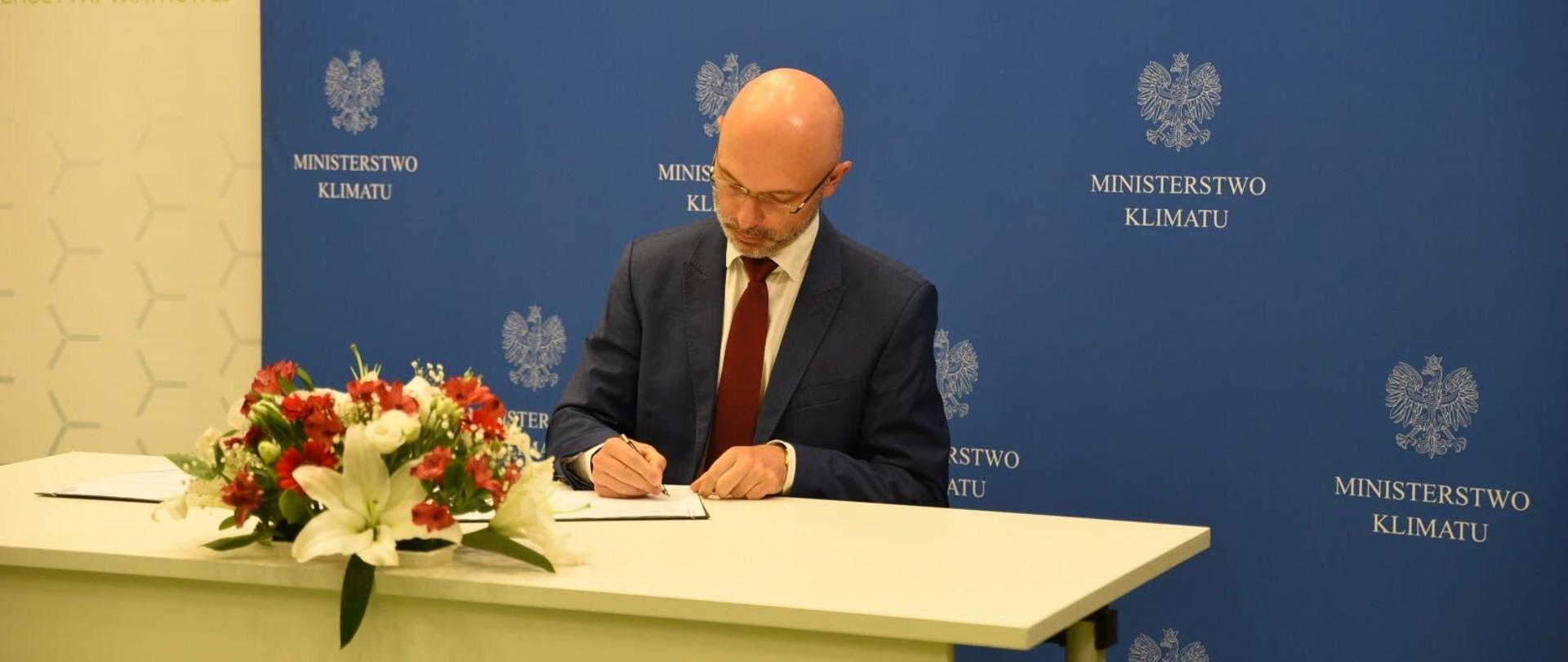 Minister klimatu Michał Kurtyka podczas podpisania listu intencyjnego o współpracy w zakresie rozwoju morskiej energetyki wiatrowej w Polsce