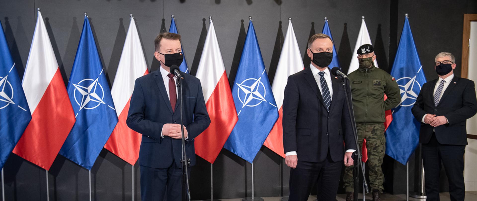 Prezydent i minister obrony narodowej podczas wizyty w Akademii Sztuki Wojennej. 
