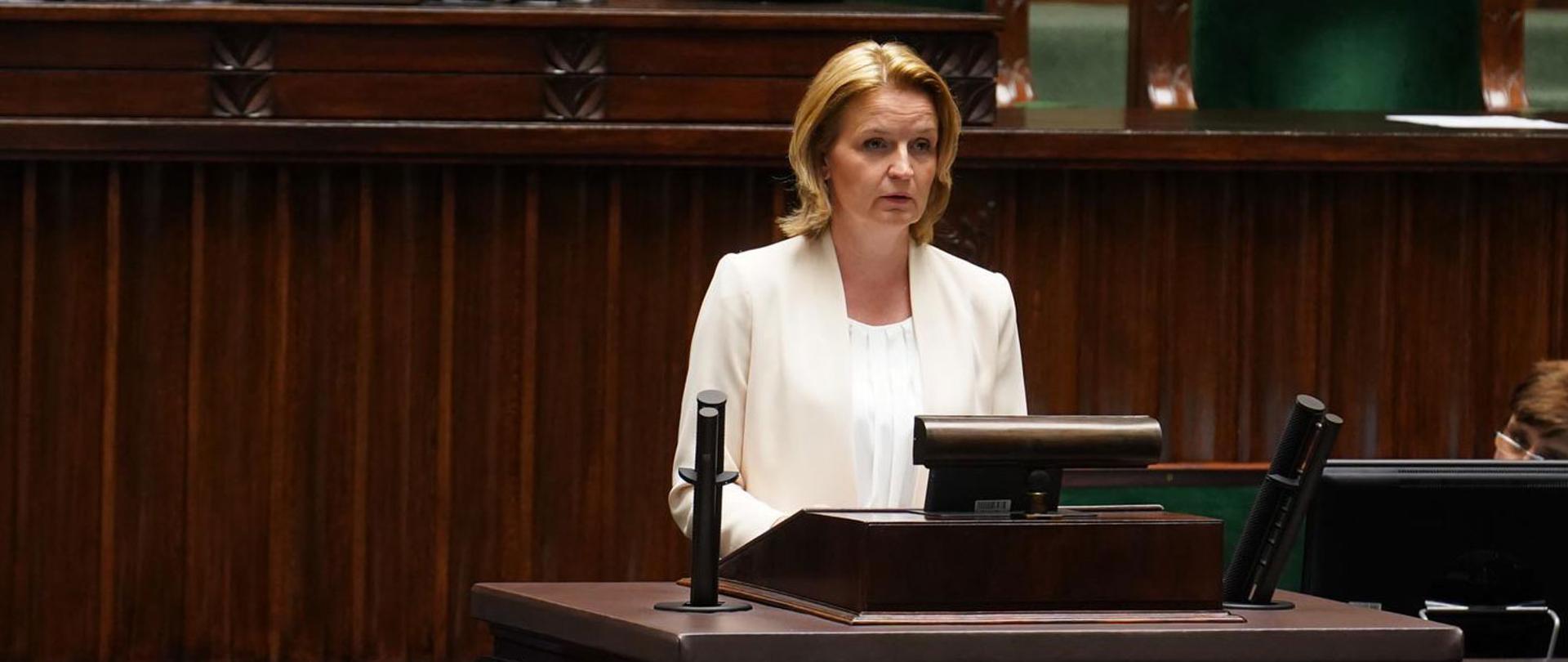 Wiceminister Barbara Socha podczas posiedzenia Sejmu