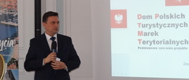 Sekretarz Stanu MSiT przemawia przez mikrofon