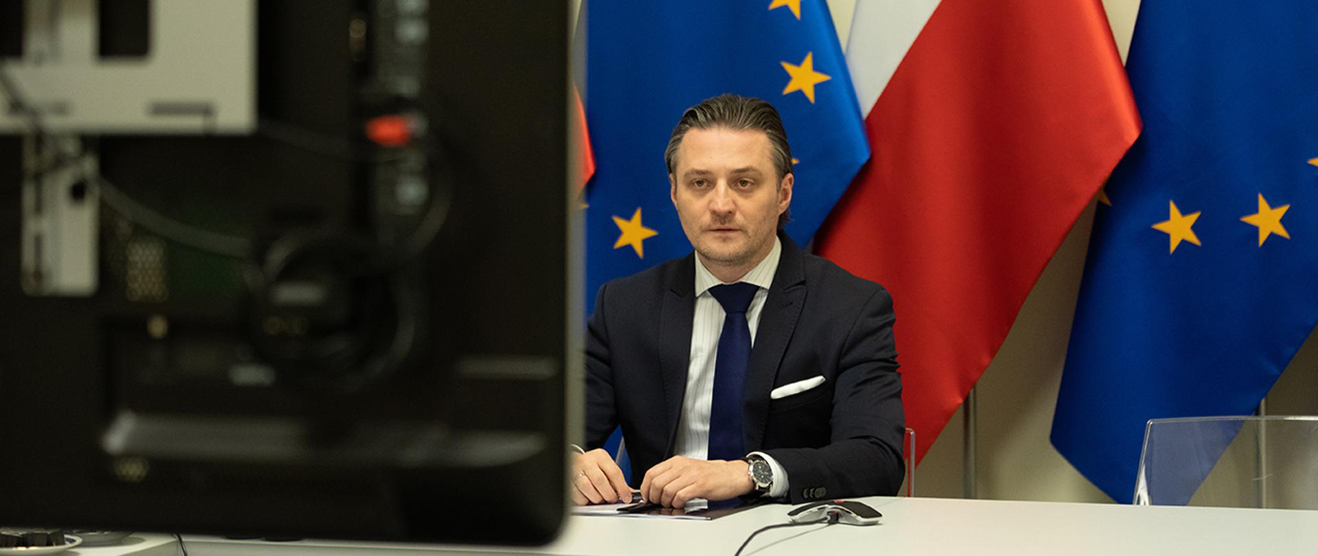 Wiceminister Bartosz Grodecki podczas wideokonferencji 