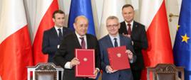 Podpisanie deklaracji - przy stole (po lewej z przodu) minister Minister Europy i Spraw Zagranicznych Francji Jean-Yves Le Drian, (po prawej z przodu) Minister cyfryzacji RP Marek Zagórski. Za nimi stoją: (po lewej ) Prezydent Francji Emmanuel Macron, (po prawej) Prezydent RP Andrzej Duda