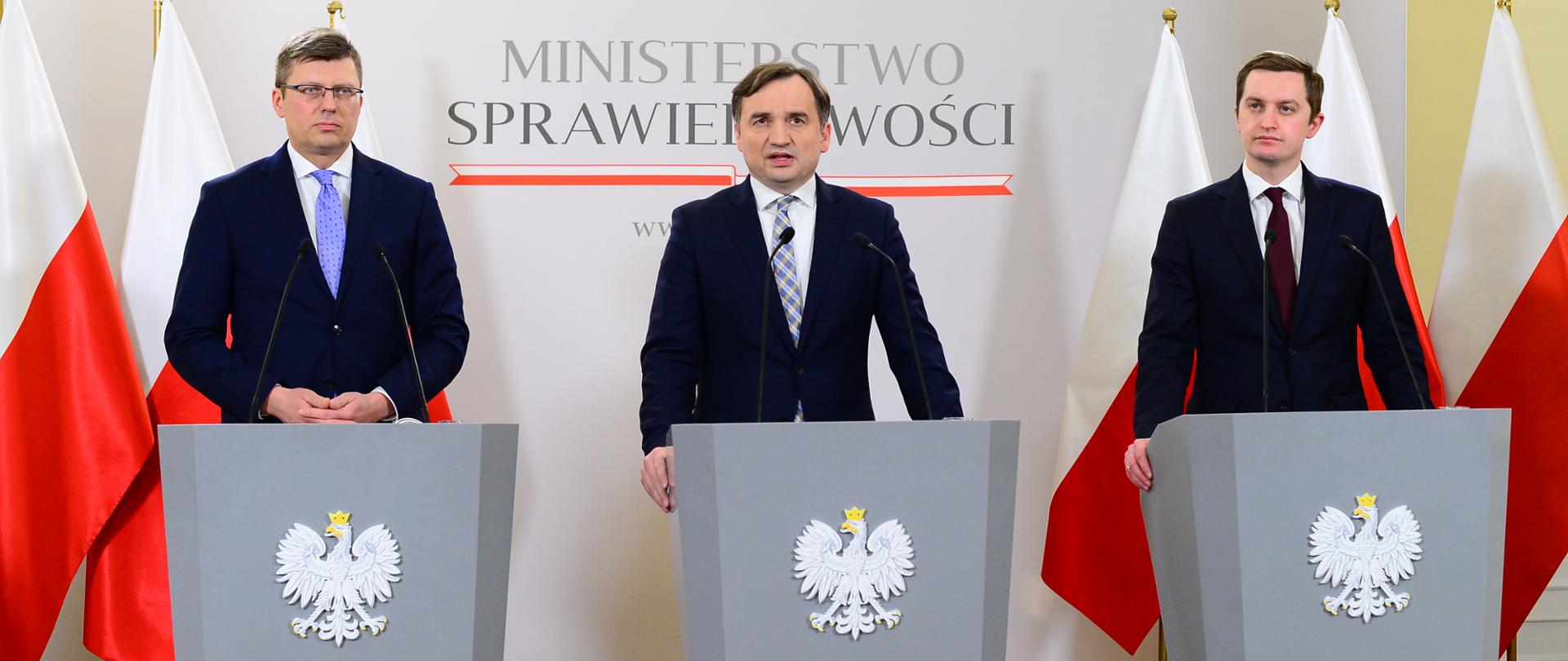Konferencja prasowa w Ministerstwie Sprawiedliwości, w której udział wzięli: Minister Sprawiedliwości Prokurator Generalny Zbigniew Ziobro, wiceminister sprawiedliwości Marcin Warchoł oraz wiceminister sprawiedliwości Sebastian Kaleta. 