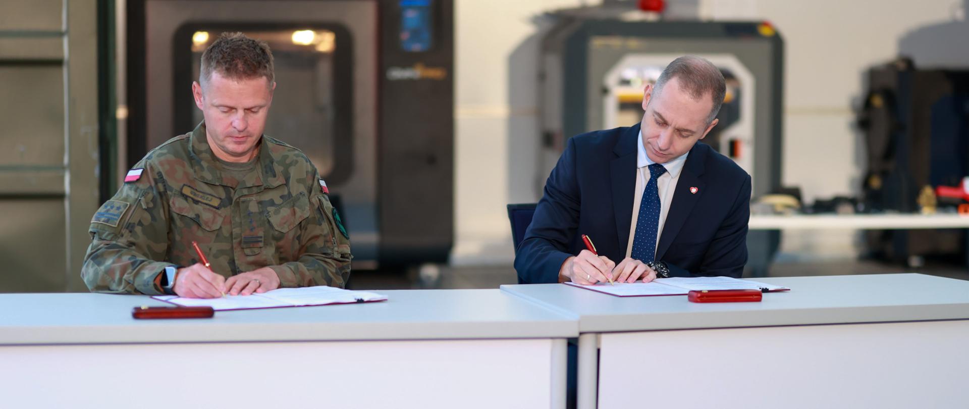 22 lipca 2025 r. w Instytucie Technicznym Wojsk Lotniczych w Warszawie, Cezary Tomczyk, sekretarz stanu w MON, wziął udział w podpisaniu umów na mocy, których Wojskowe Instytuty Badawcze otrzymają nowe zadania. Będą one dotyczyć doskonalenia taktyki, techniki i procedur użycia Bezzałogowych Systemów Uzbrojenia. Zakres prac obejmie m.in. projektowanie, produkcję, testy, badania, eksploatację dronów oraz zapewnienie wsparcia technicznego i merytorycznego. Fot. Krzysztof Niedziela/MON
