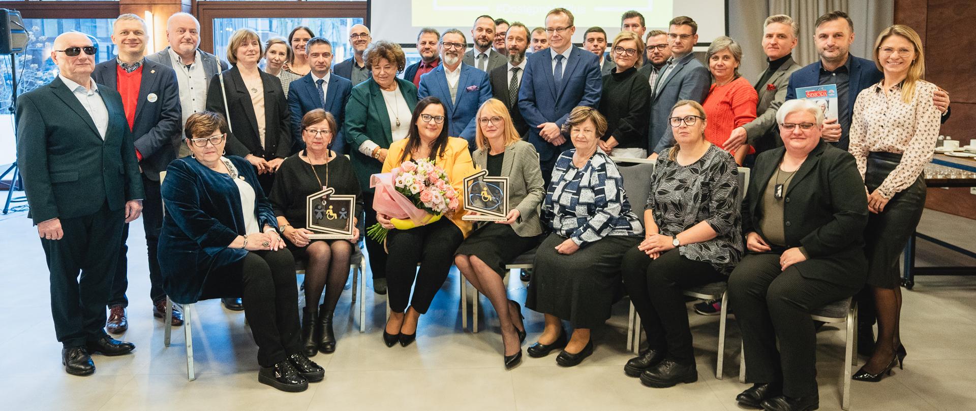 Grupa osób pozuje do zdjęcia