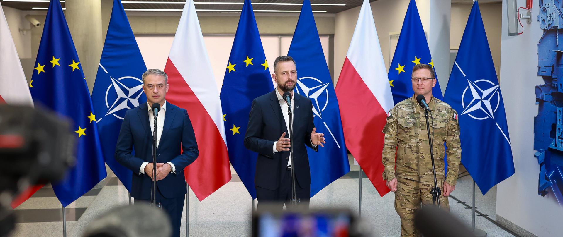 11 sierpnia 2025 r. w siedzibie Dowództwa Komponentu Wojsk Obrony Cyberprzestrzeni w Legionowie odbyła się konferencja prasowa wicepremiera - ministra obrony narodowej Władysława Kosiniaka-Kamysza oraz wicepremiera - ministra cyfryzacji Krzysztofa Gawkowskiego. Tematem konferencji były inwestycje w cyberbezpieczeństwo oraz przeciwdziałanie zagrożeniom w cyberprzestrzeni. Fot. Krzysztof Niedziela/MON
