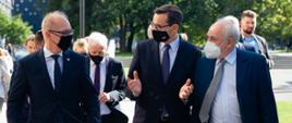 Premier Mateusz Morawiecki i Rektor Politechniki Wrocławskiej Arkadiusz Wójs na kampusie uczelni.