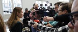 Na zdjęciu minister Katarzyna Pełczyńska-Nałęcz przed mikrofonami odpowiada na pytania dziennikarzy