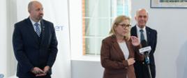 Minister klimatu i środowiska Paulina Hennig-Kloska podczas podpisania umowy na projekt „Uporządkowanie gospodarki wodno-ściekowej dla ochrony zasobów wodnych w Poznaniu i okolicach etap VIII”. 