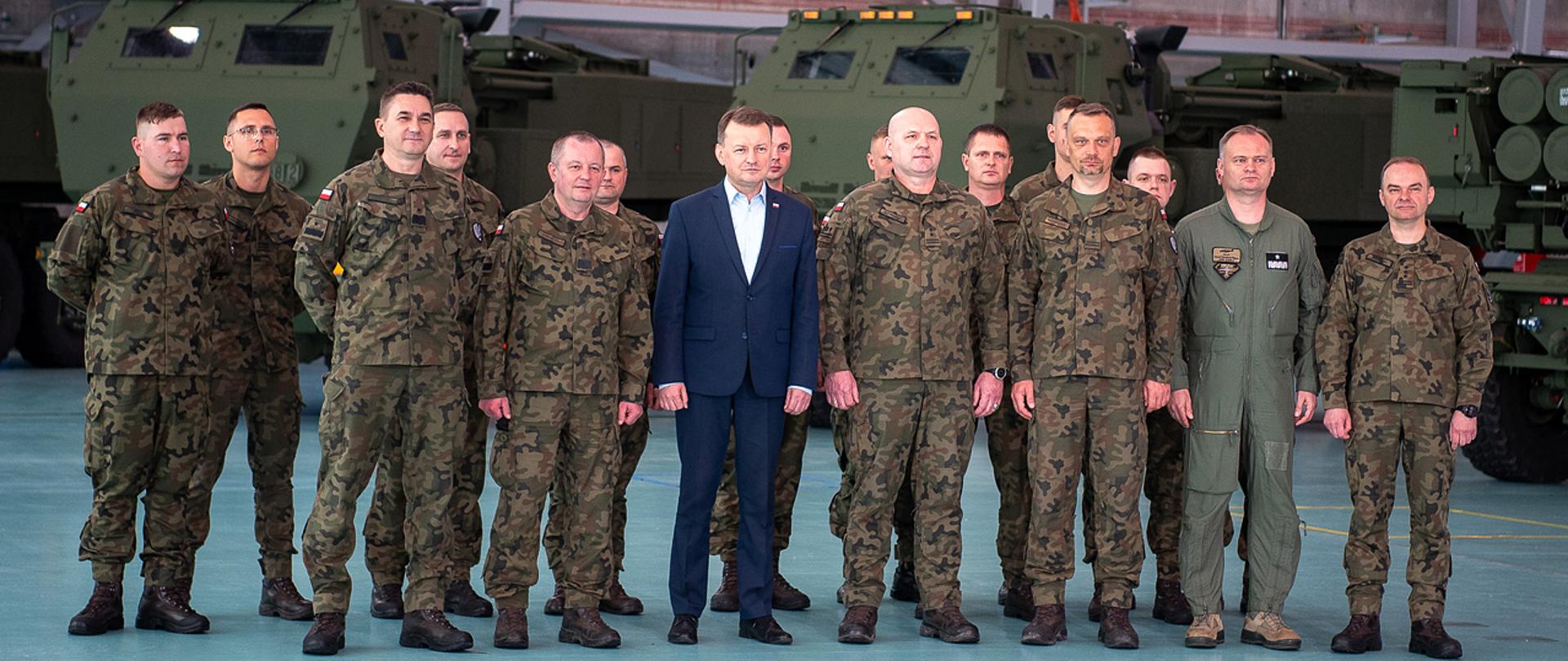15 maja 2023 r. w 1. Bazie Lotnictwa Transportowego w Warszawie, Mariusz Błaszczak, wicepremier-minister obrony narodowej wziął udział w wydarzeniu dostarczenia do Polski pierwszych Himarsów dla Wojska Polskiego. Fot. Maciej Nędzyński/CO MON

