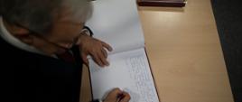 Min. Kwieciński wpisuje się do księgi pamiątkowej