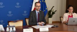 wiceminister klimatu Adam Guibourgé-Czetwertyński podczas Videokonferencji Ministrów UE ds. środowiska