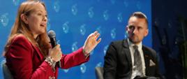 Minister funduszy i polityki regionalnej Katarzyna Pełczyńska-Nałęcz siedzi w fotelu i przemawia do mikrofonu, po jej lewej stronie siedzi red. money.pl Tomasz Żółciak
