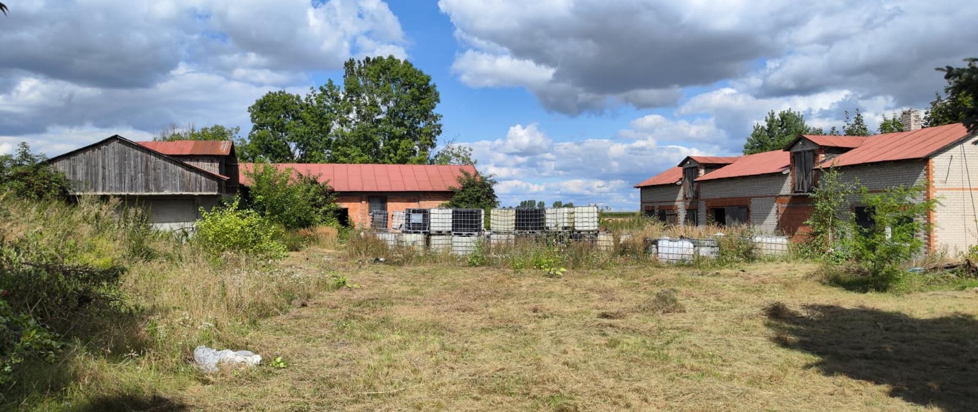 na zdjęciu widoczny jest teren w gminie Chodów w Wielkopolsce, na którym znajdują się niebezpieczne odpady.