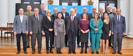 Zdjęcie grupowe przedstawiające przedstawicieli 16 instytucji, którzy podpisali umowy na dofinansowanie w Ministerstwie Zdrowia. Na zdjęciu również wiceminister Piotr Gryza oraz Anna Goławska, zastępca dyrektora Departamentu Funduszy Europejskich i e-Zdrowia.