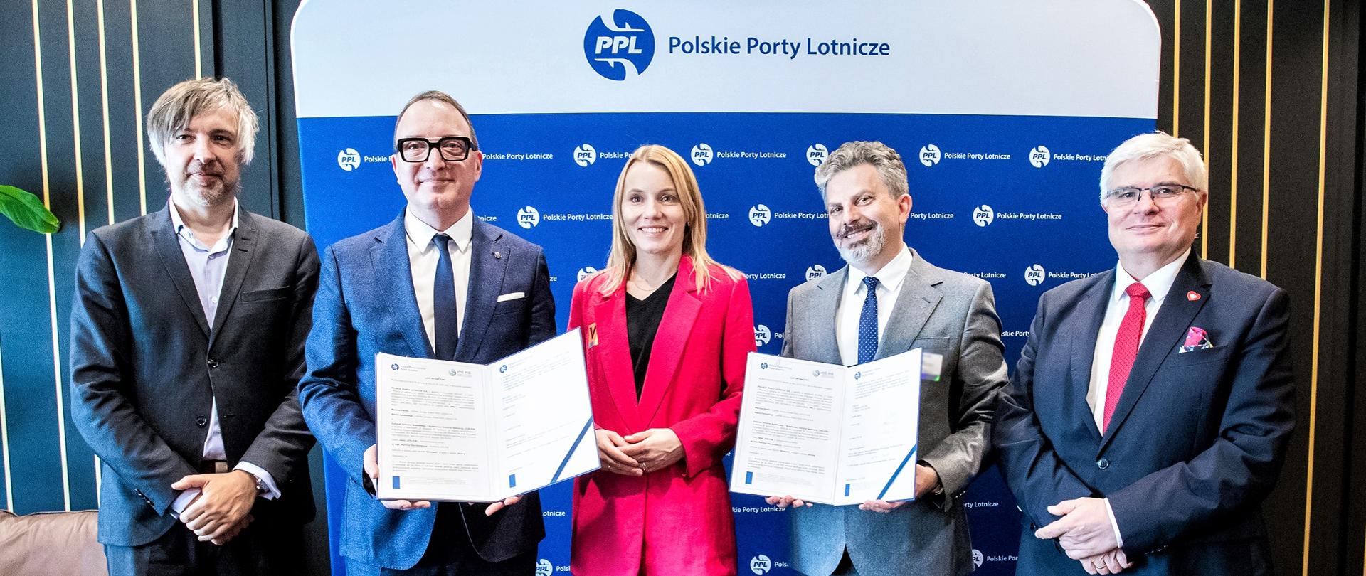 Podpisanie porozumienia: uczestniczą Polskie Porty Lotnicze S.A., Instytut Ochrony Środowiska - Państwowy Instytut Badawczy, Ministerstwo Klimatu i Środowiska oraz Ministerstwo Infrastruktury