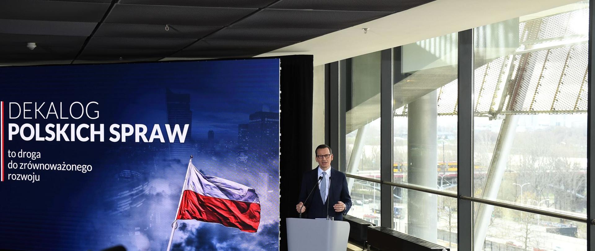 Premier Mateusz Morawiecki podczas konferencji. 