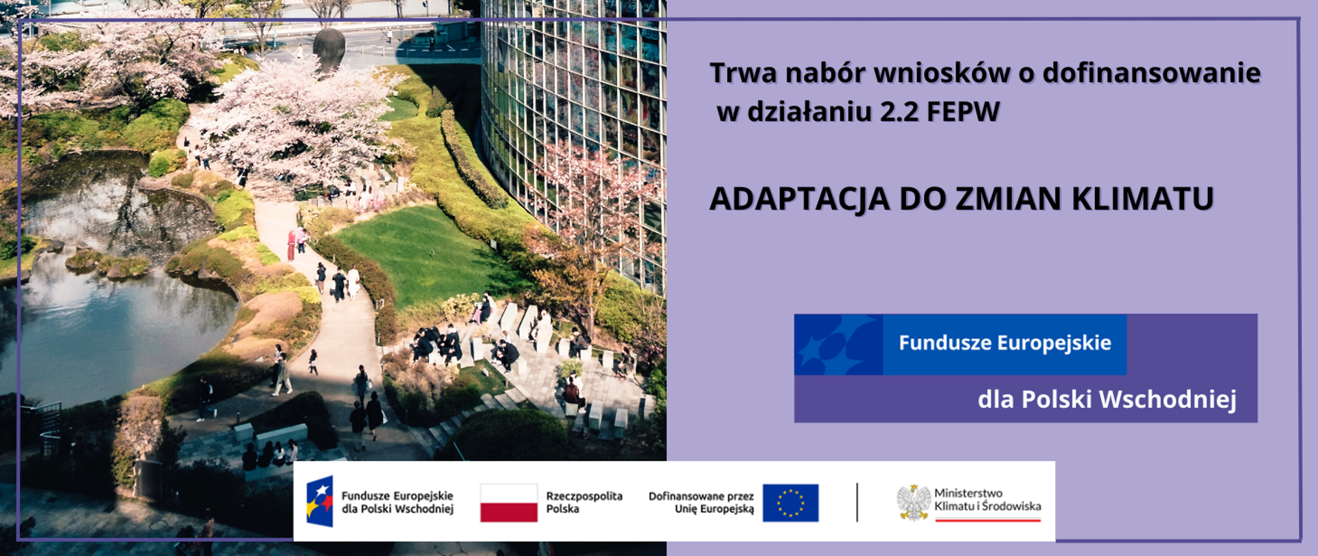 Zielony plac wraz z oczkiem wodnym obok okrągłego biurowca. Wkoło przechadzający się ludzie. Obok informacja o trwającym naborze wniosków o dofinansowanie oraz logotypy unijne.