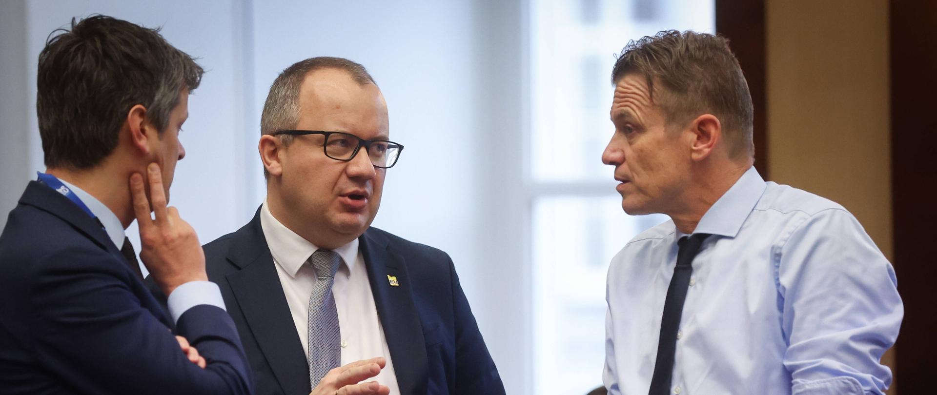 epa11105420 Polish Justice Minister Adam Bodnar (C) chats with Belgian Minister of Justice Paul Van Tigchelt (R) during the informal meeting of EU Justice Ministers in Brussels, Belgium, 26 January 2024. EU ministers are expected to discuss three priority topics: the European judicial response to drug-related organized crime, the protection of sex workers, and small-scale detention as a form of incarceration aimed at reintegrating and rehabilitating detainees. EPA/OLIVIER HOSLET
Dostawca: PAP/EPA.