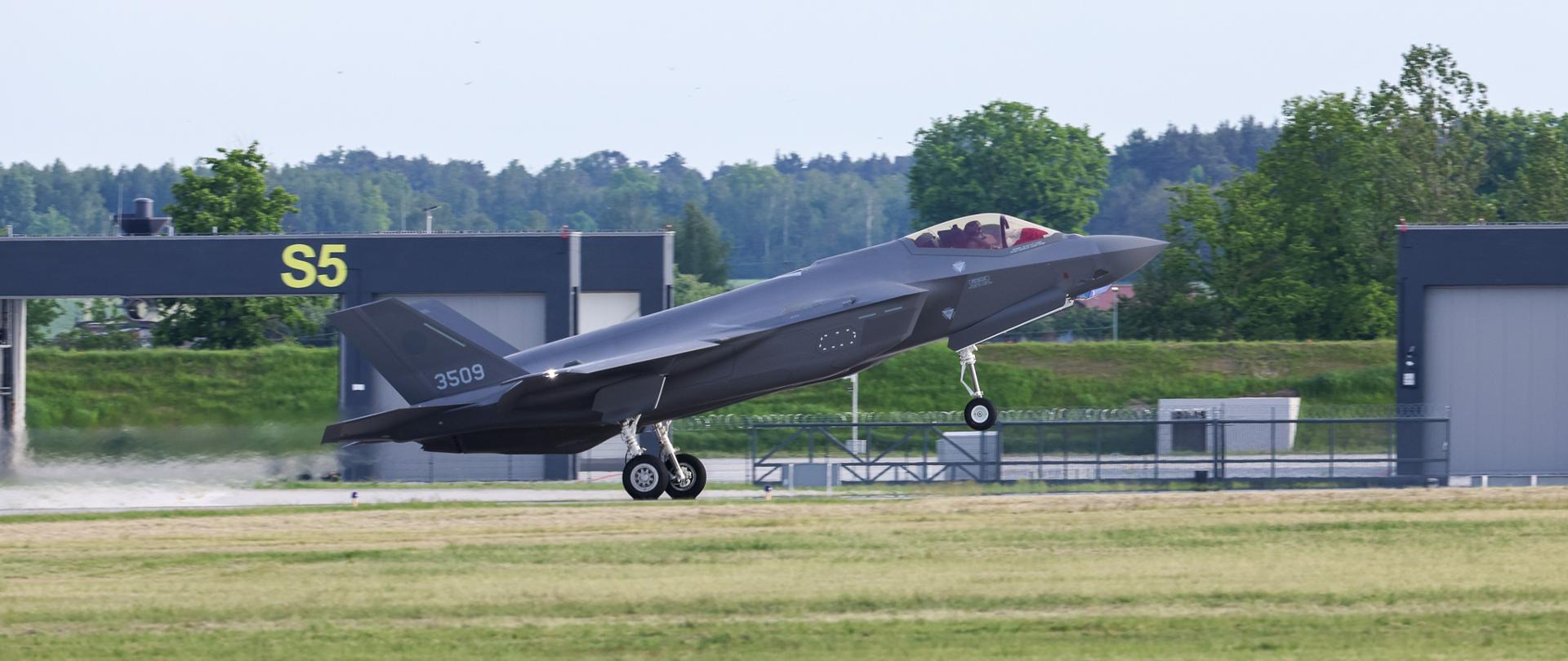 Polski f35 w bazie w Łasku