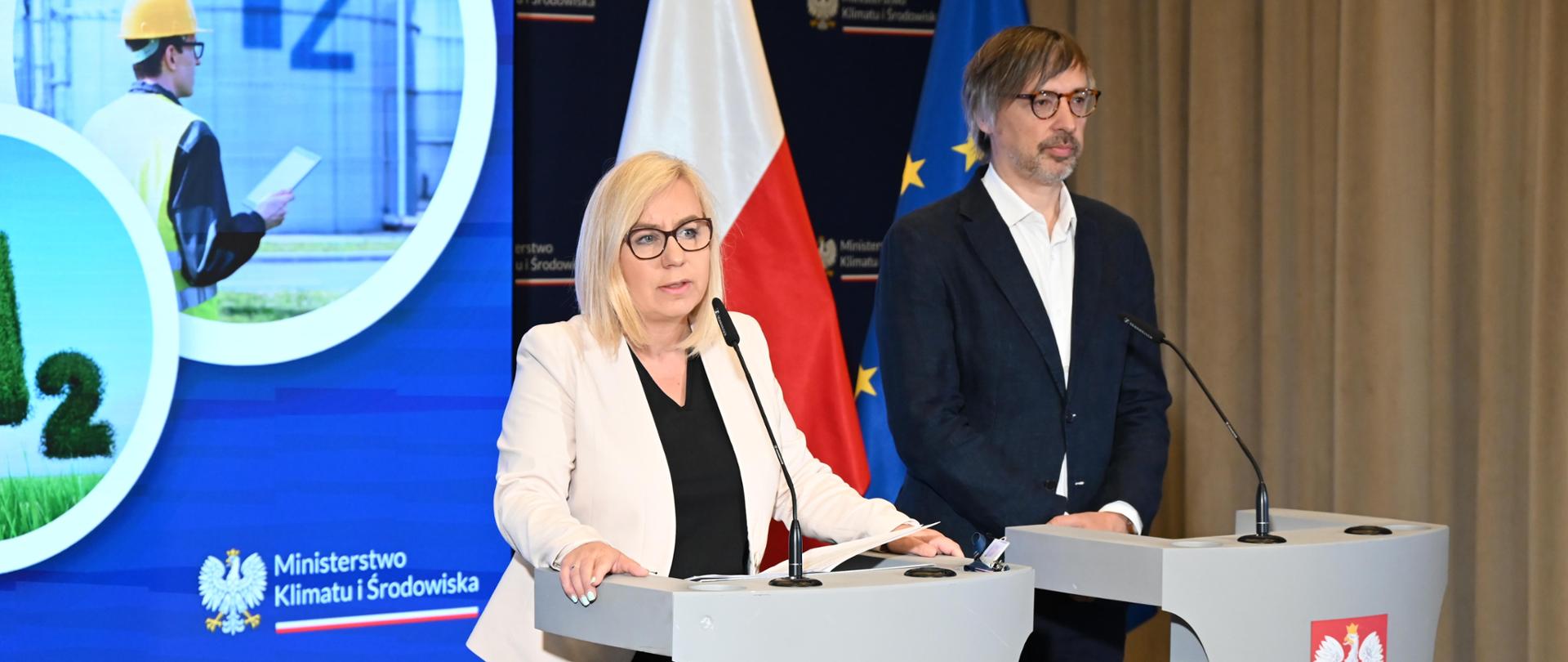 Minister klimatu i środowiska Paulina Hennig-Kloska oraz wiceminister Krzysztof Bolesta podczas konferencji prasowej dot. prawa wodorowego