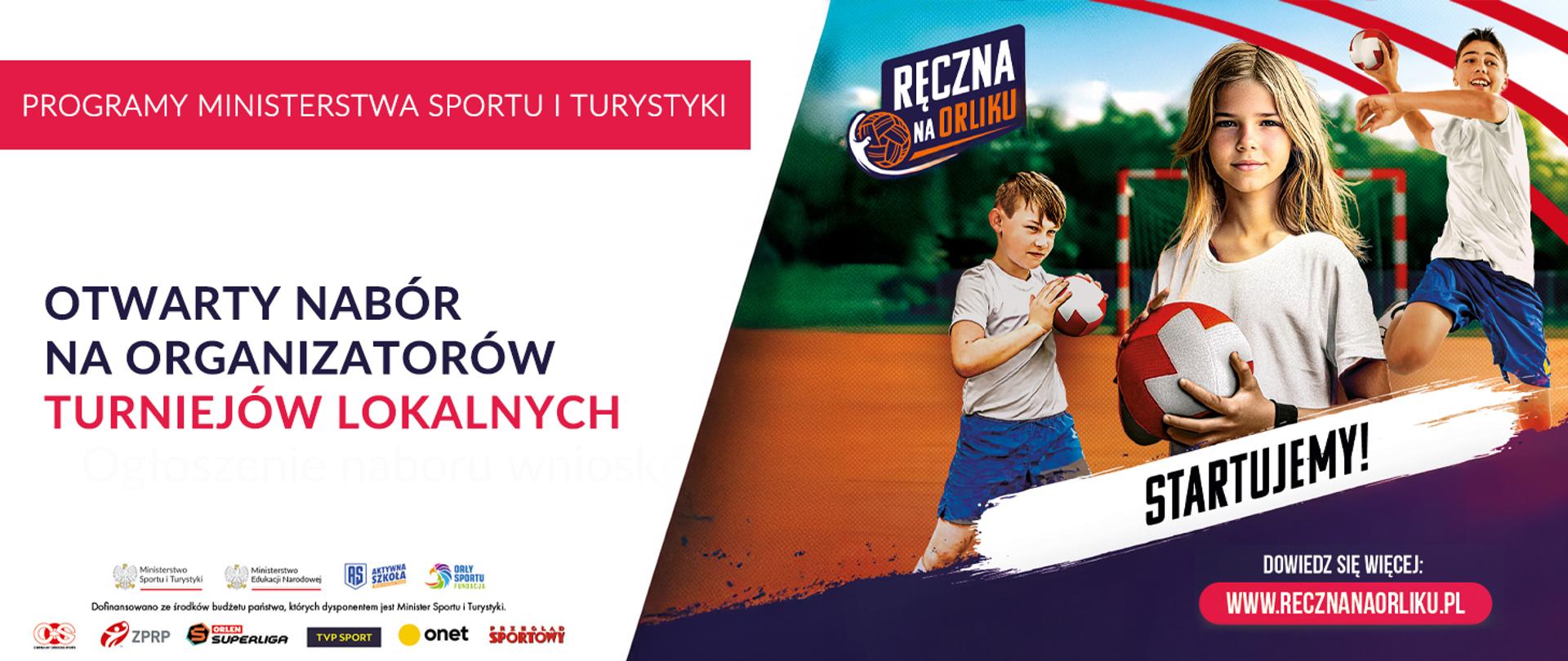 Grafika do programu ręczna na orliku. Po prawej stronie trójka dzieci grają ca w piłkę ręczną na pomarańczowym boisku, na tle zieleni. Po lewej stronie na białym tle nazwa programu. Na dole loga organizatorów.