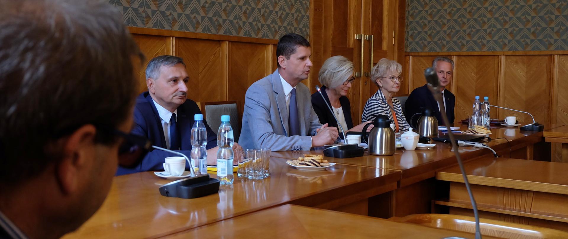 Finansowanie zadań oświatowych, wzrost dochodów samorządów, podwyżki dla nauczycieli oraz organizacja i zasady funkcjonowania szkół i placówek oświatowych - to główne tematy dzisiejszych spotkań Ministra Edukacji Narodowej Dariusza Piontkowskiego z przedstawicielami Związku Samorządów Polskich oraz Unii Metropolii Polskich.