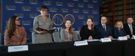 Na zdjęciu minister funduszy i polityki regionalnej Katarzyna Pełczyńska-Nałęcz w towarzystwie innych uczestników spotkania