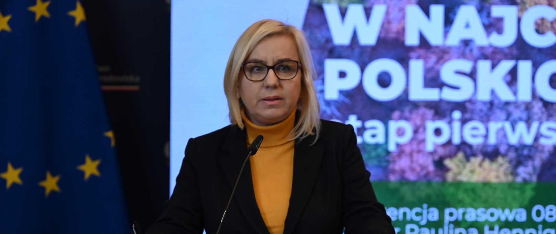 Minister klimatu i środowiska Paulina Hennig-Kloska w trakcie konferencji ws. ograniczenia wycinki drzew na wybranych obszarach Polski