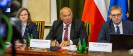 Minister T. Kościński wraz ze współpracowniczkami odpowiada na pytanie dziennikarza podczas konferencji 