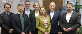 Minister funduszy i polityki regionalnej Katarzyna Pełczyńska-Nałęcz stoi, obok niej po prawej stronie stoi dyrektor Międzynarodowego Instytutu Biologii Molekularnej i Komórkowej w Warszawie prof. Marta Miączyńska, prof. Maciej Wojtkowski, przedstawiciele Fundacji na rzecz Nauki Polskiej oraz liderzy jednostek badawczych