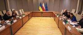 Na zdjęciu minister Katarzyna Pełczyńska-Nałęcz i wicepremier ds. integracji europejskiej i euroatlantyckiej Ukrainy Taras Kaczka siedzą za konferencyjnymi stołami po obu strona sali na przeciwko siebie