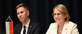 Minister klimatu i środowiska Anna Moskwa podczas rozmów bilateralnych z ministrem ekonomii, handlu i przemysłu Japonii Yasutoshi Nishimurą.