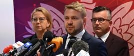 Wiceminister klimatu i środowiska Jacek Ozdoba podczas konferencji w Zielonej Górze.