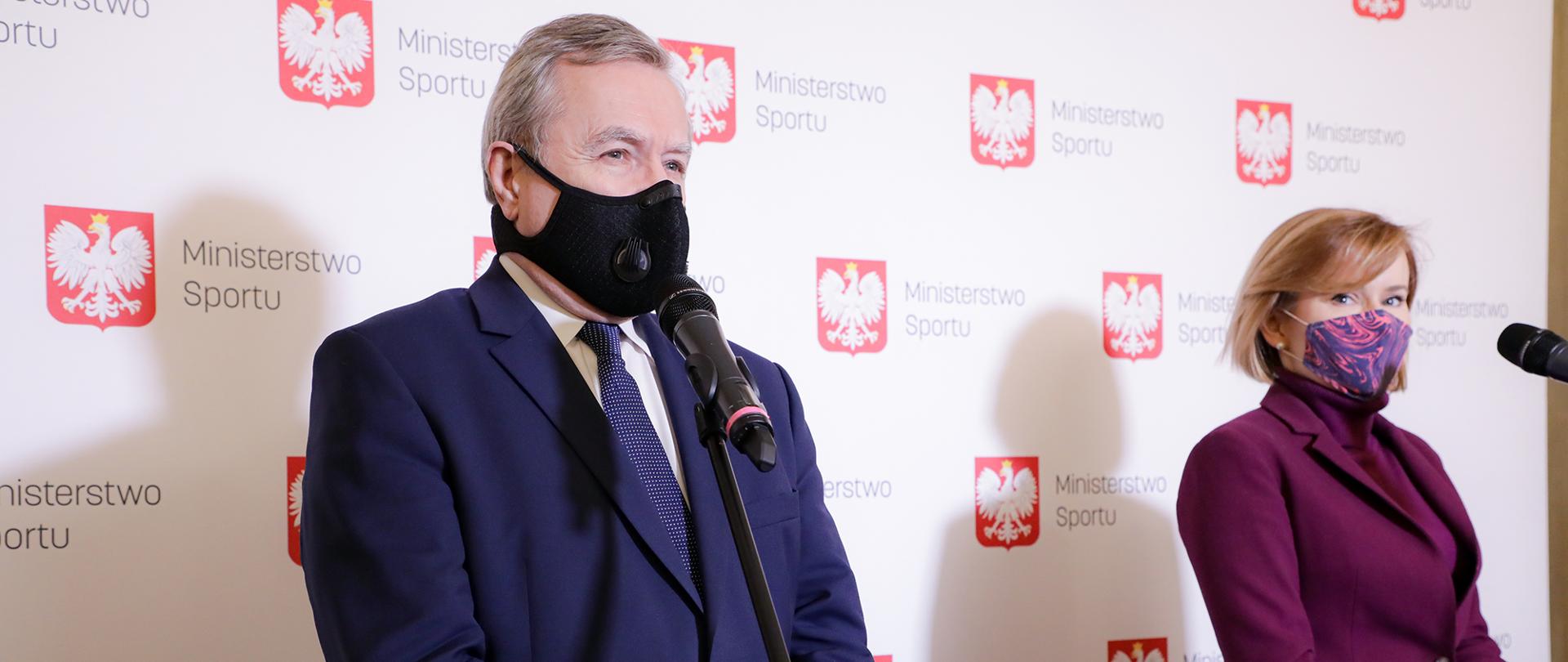 Wicepremier Piotr Gliński i sekretarz stanu Anna Krupka przed mikrofonami.