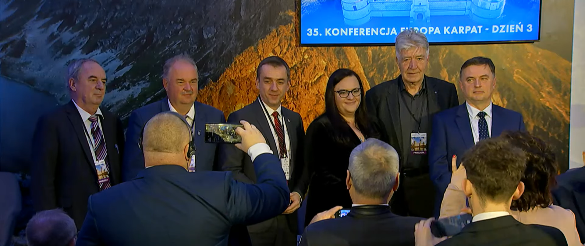 Konferencja Europy Karpat - zdjęcie grupowe uczestników panelu