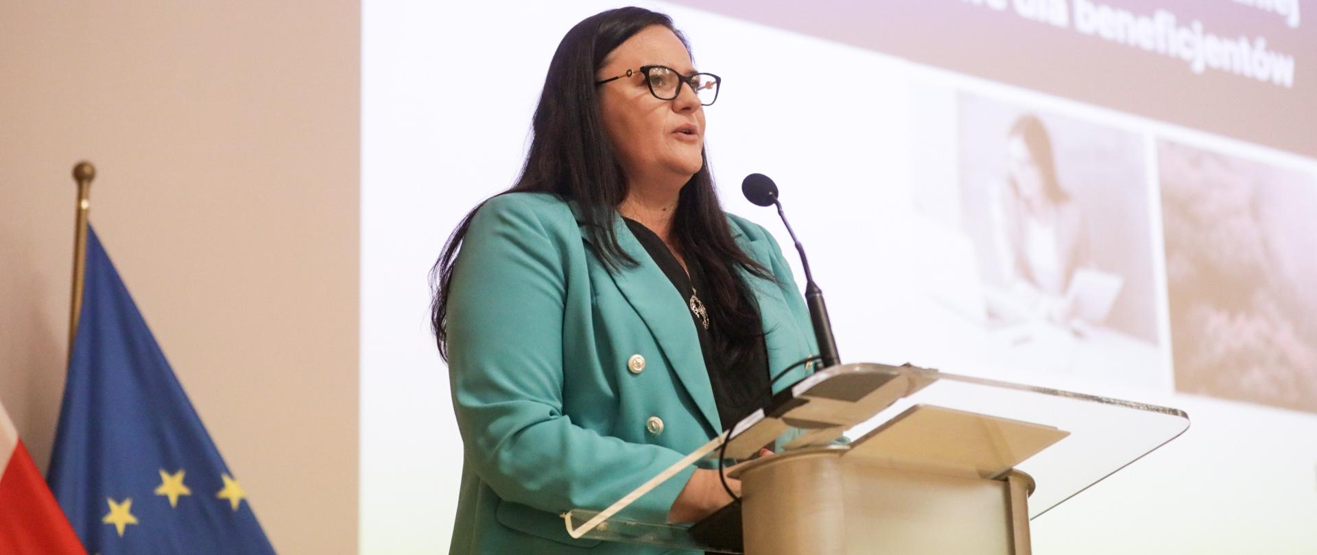 Wiceminister Małgorzata Jarosińska-Jedynak w mównicy w sali konferencyjnej