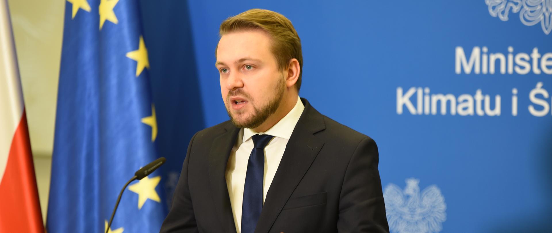 Wiceminister Jacek Ozdoba podczas konferencji
