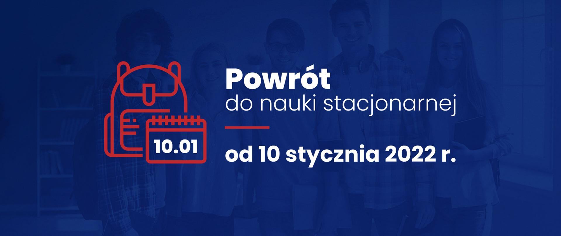 Grantowe tło przez które przebija grupa uśmiechniętych uczniów w klasie. Czerwony piktogram z wizerunkiem plecaka i ikonką kalendarza z datą 10.01. Obok napis Powrót do nauki stacjonarnej kreska od 10 stycznia 2022 r. 