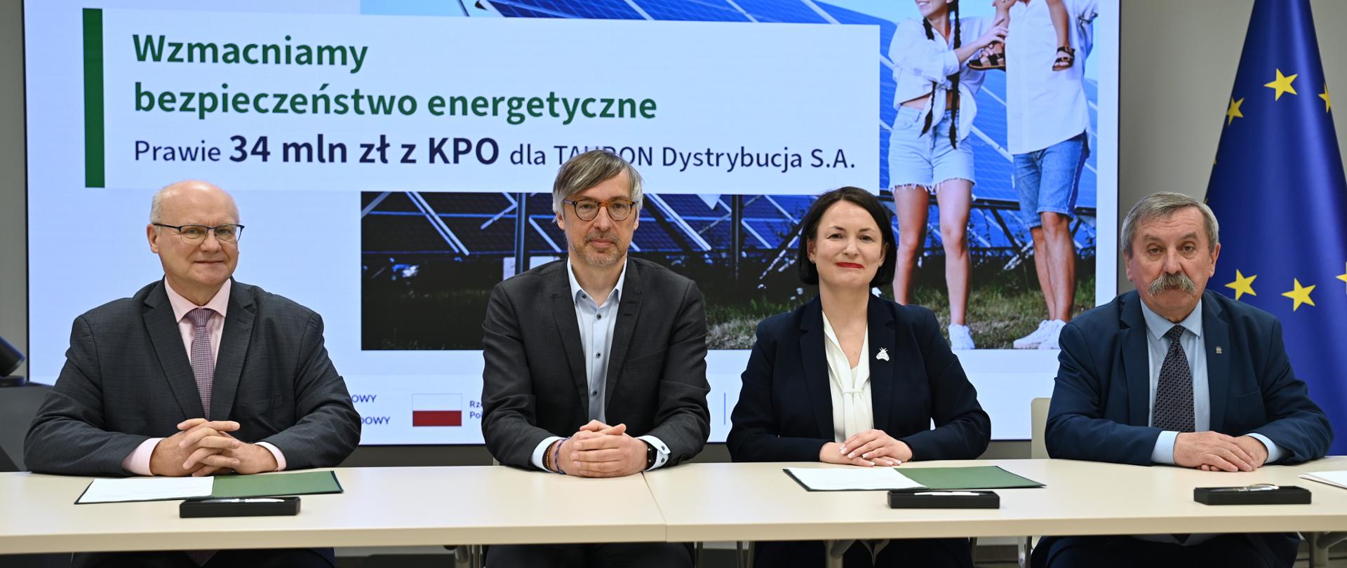 Wiceminister Krzysztof Bolesta na podpisaniu umów przez NFOŚiGW z Energa-Operator oraz Tauron Dystrybucja