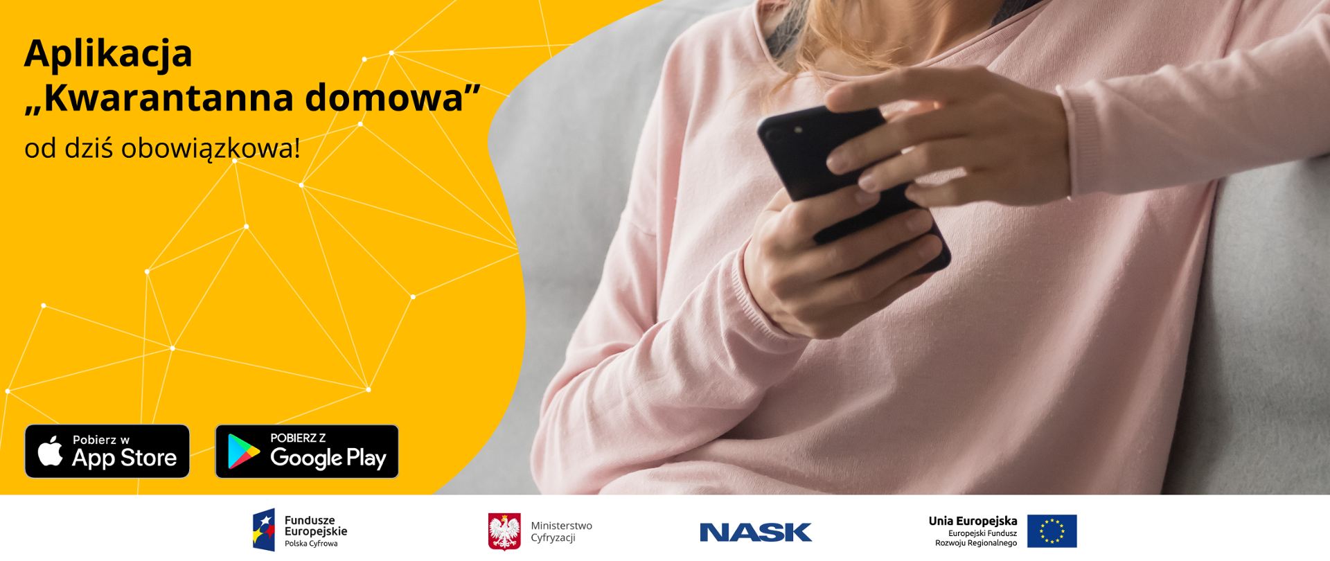 Grafika. Kobieta trzymająca w dłoniach smartfona. Obok napis: Aplikacja Kwarantanna domowa – od dziś obowiązkowa