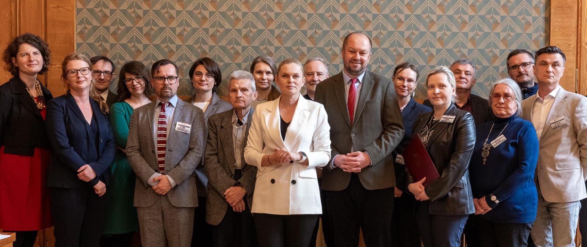 Zdjęcie zbiorowe, Minister Nowacka, dyrektor IBE Maciej Jakubowski oraz nowo powołani członkowie Rady.