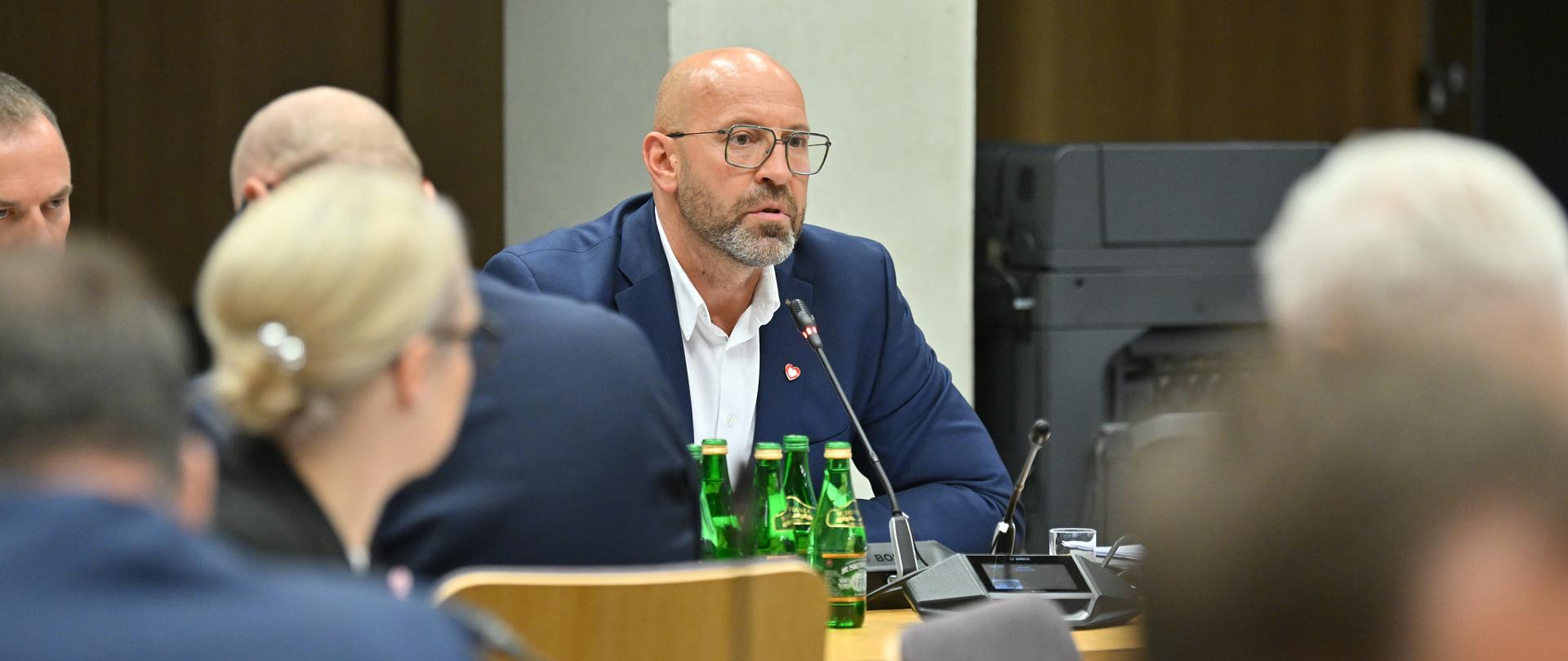 Minister sportu i turystyki Jakub Rutnicki podczas przemówienia na sejmowej komisji.